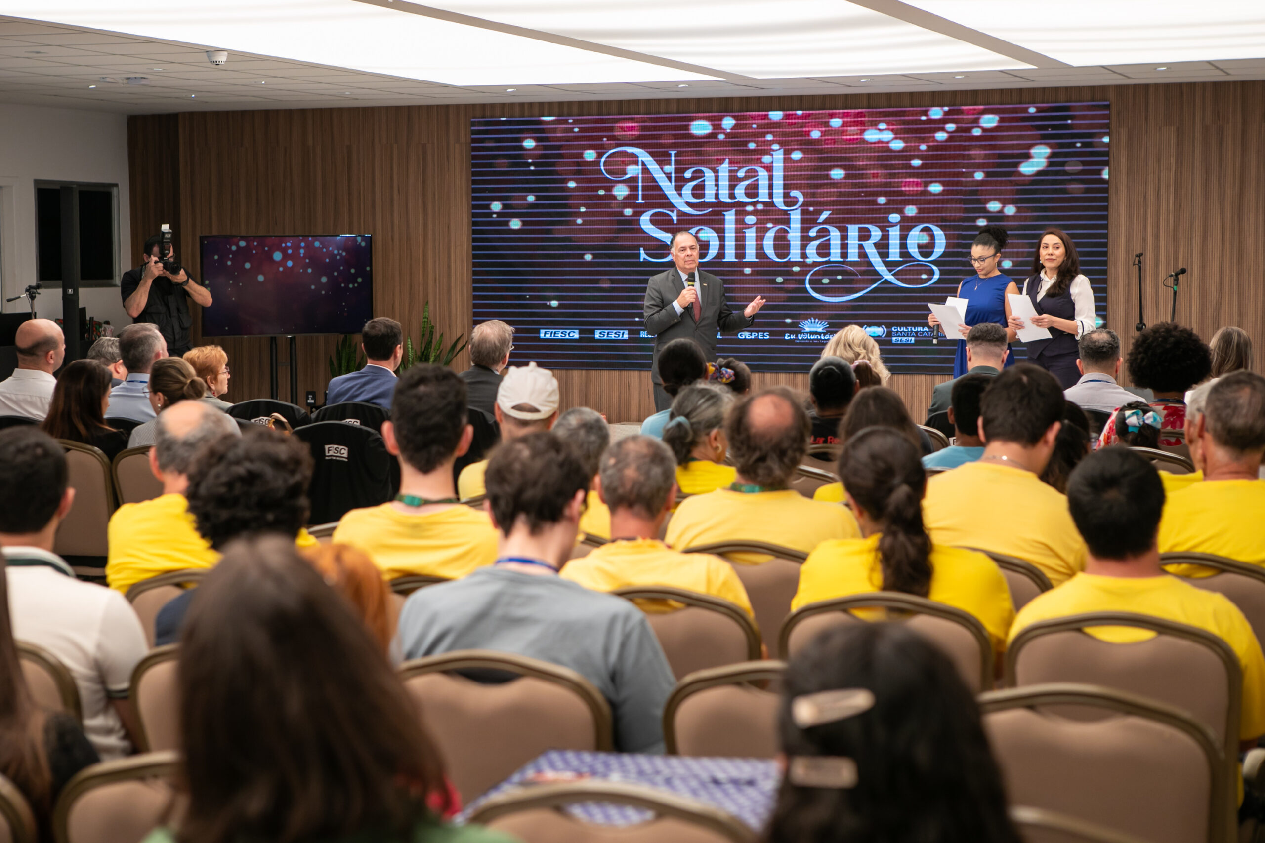 Entidades catarinenses doam presentes a crianças e adultos de 7 instituições sociais